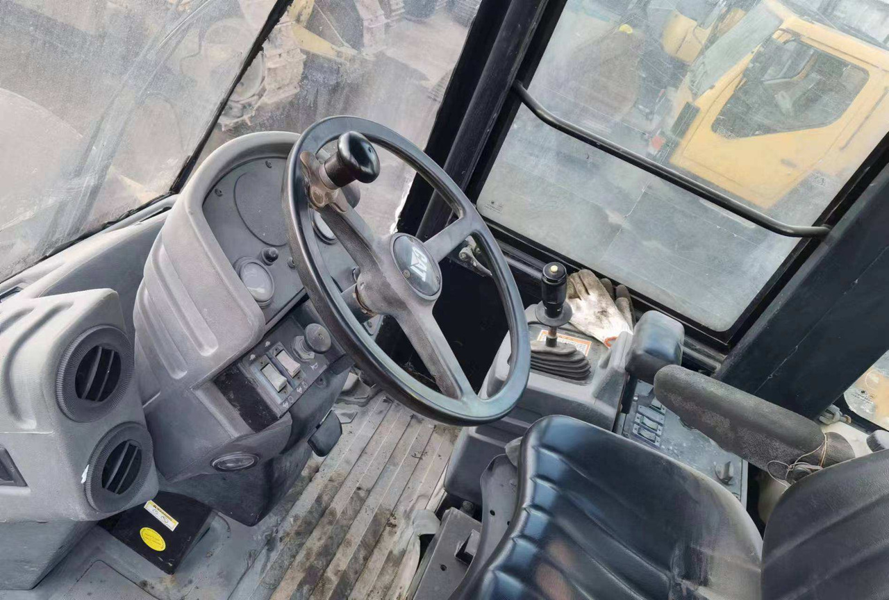 Used Road making machine CAT CS 683E roller - Yol silindiri: fotoğraf 2 Used Road making machine CAT CS 683E roller - Yol silindiri: fotoğraf 2