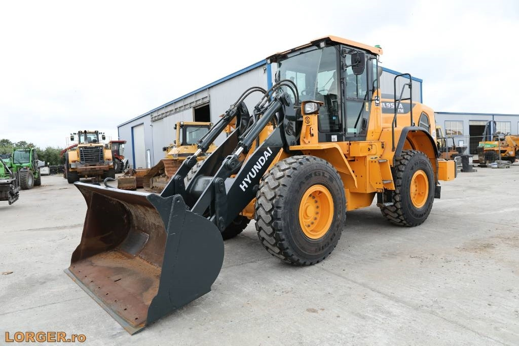 Hyundai HL 955 A - Tekerlekli yükleyici: fotoğraf 1 Hyundai HL 955 A - Tekerlekli yükleyici: fotoğraf 1