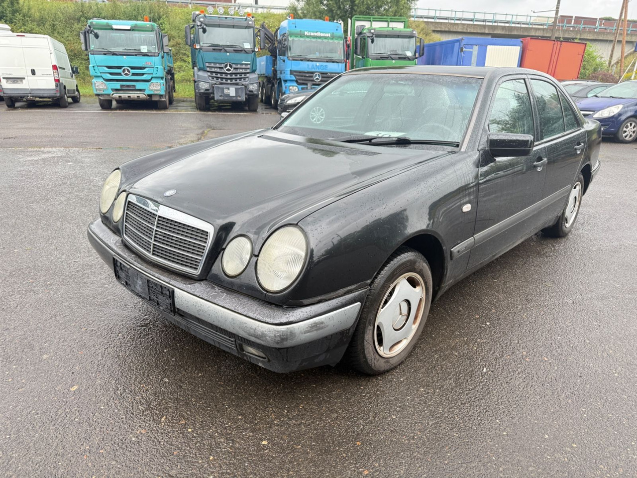 Mercedes-Benz E 200 - Sedan araba: fotoğraf 3 Mercedes-Benz E 200 - Sedan araba: fotoğraf 3