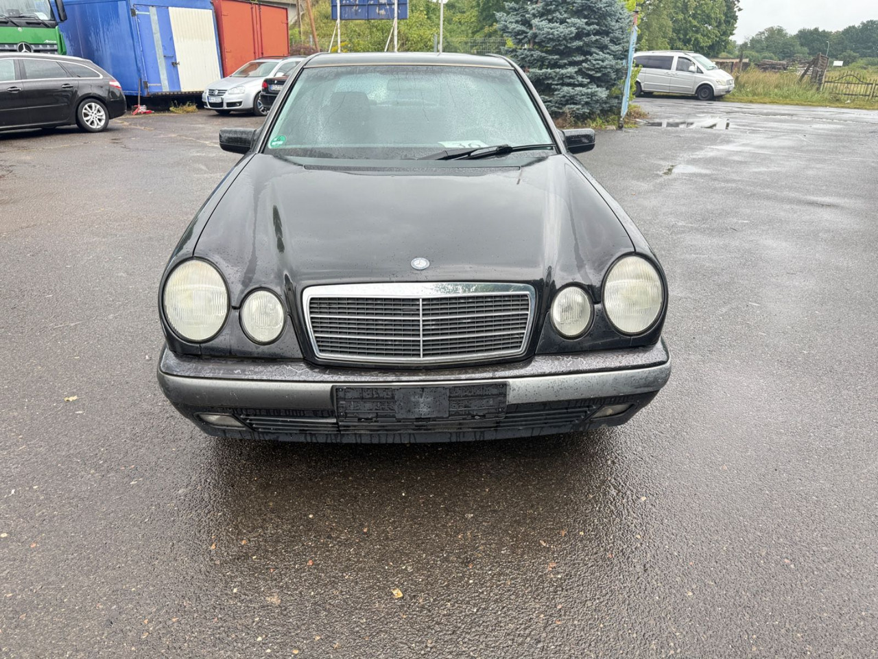 Mercedes-Benz E 200 - Sedan araba: fotoğraf 2 Mercedes-Benz E 200 - Sedan araba: fotoğraf 2