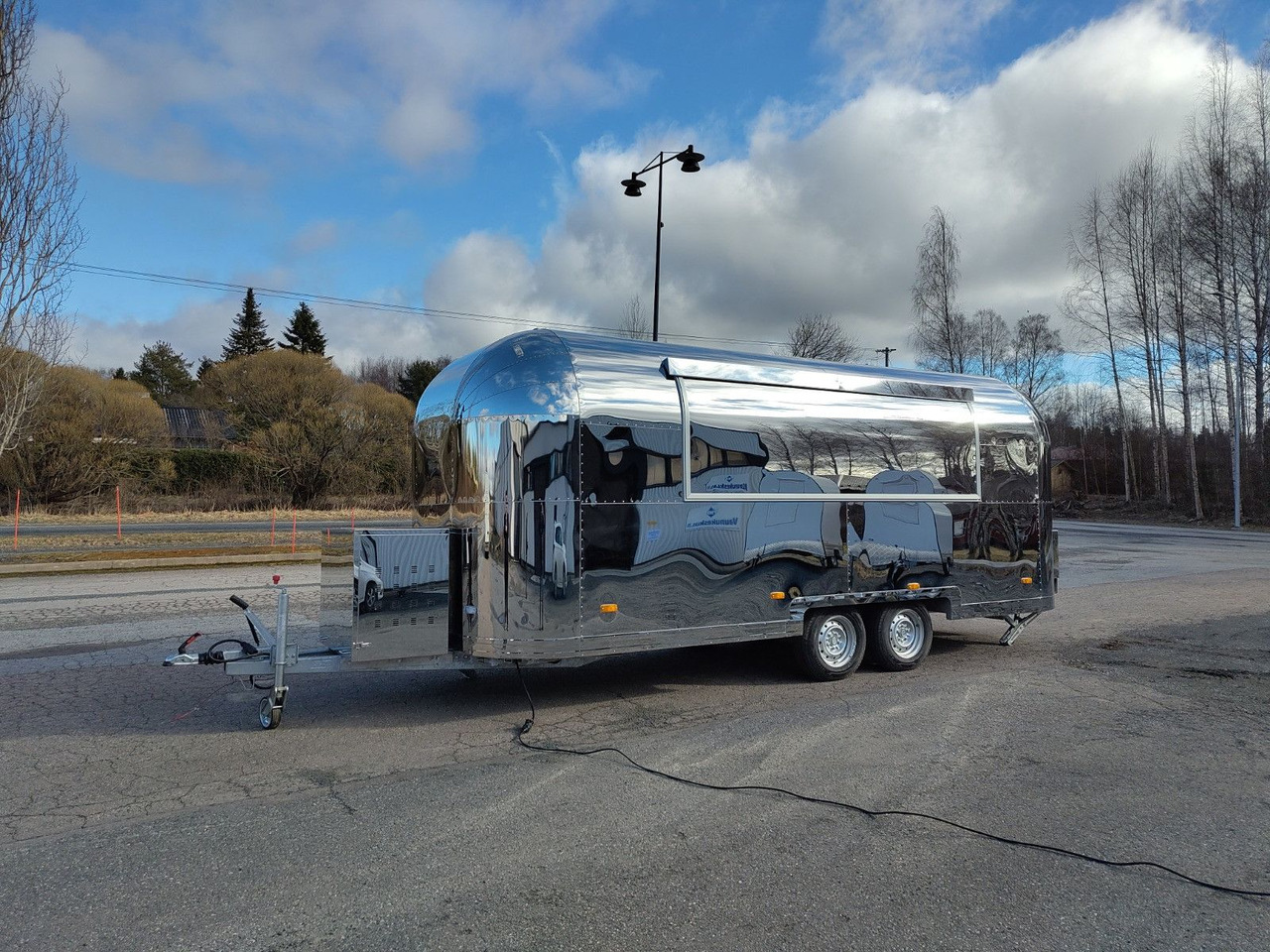 Esselmann Delistar Foodtruck 6000 ähn. Airstream - Büfe karavan: fotoğraf 1 Esselmann Delistar Foodtruck 6000 ähn. Airstream - Büfe karavan: fotoğraf 1