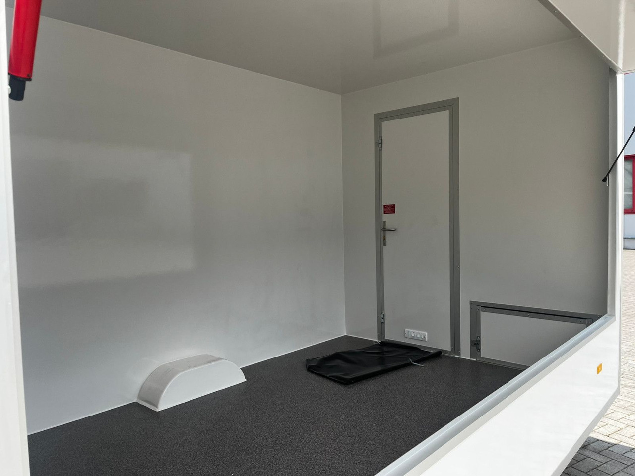 Esselmann Sandwichanhänger Verkaufsanhänger leer - Büfe karavan: fotoğraf 4 Esselmann Sandwichanhänger Verkaufsanhänger leer - Büfe karavan: fotoğraf 4