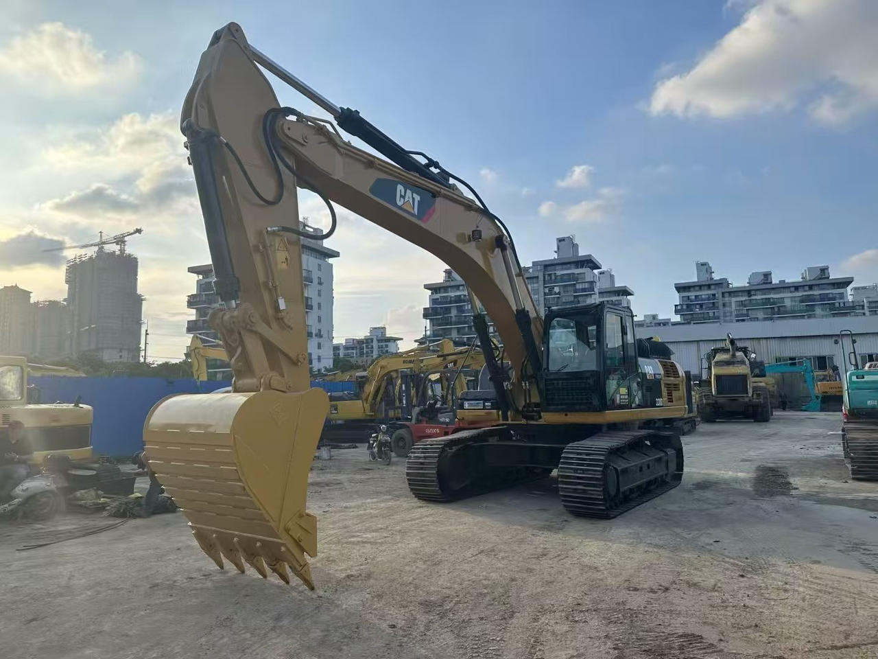CAT 330D - Paletli ekskavatör: fotoğraf 3 CAT 330D - Paletli ekskavatör: fotoğraf 3