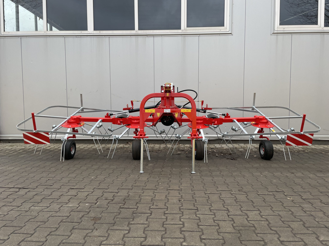 JAR-MET Schwader / Tedder / Faneuse / Przetrząsacz 5,2 m - Ot toplama tırmığı: fotoğraf 1 JAR-MET Schwader / Tedder / Faneuse / Przetrząsacz 5,2 m - Ot toplama tırmığı: fotoğraf 1