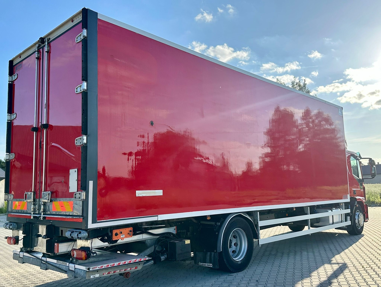 IVECO EUROCARGO 180-320 / CHŁODNIA / WINDA / 21 PALET / 8.5 M DŁUGOŚCI / CARRIER / SYPIALKA / EURO 6 - Refrijeratör kamyon: fotoğraf 4 IVECO EUROCARGO 180-320 / CHŁODNIA / WINDA / 21 PALET / 8.5 M DŁUGOŚCI / CARRIER / SYPIALKA / EURO 6 - Refrijeratör kamyon: fotoğraf 4