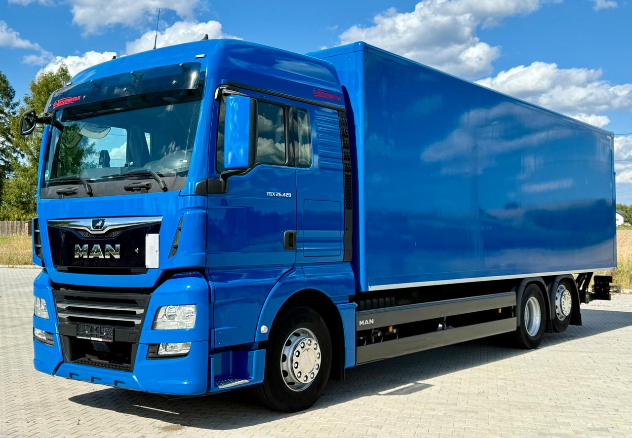MAN TGX 26.420 / KONTENER / WINDA / 8.5 M DŁUGOŚCI / 21 EUROPALET / 6x2 / 3 OŚ PODNOSZONA I SKRĘTNA / ŁADOWNOŚĆ 14 415 KG / 2018 ROK / Z NIEMIEC - Kapalı kasa kamyon: fotoğraf 2 MAN TGX 26.420 / KONTENER / WINDA / 8.5 M DŁUGOŚCI / 21 EUROPALET / 6x2 / 3 OŚ PODNOSZONA I SKRĘTNA / ŁADOWNOŚĆ 14 415 KG / 2018 ROK / Z NIEMIEC - Kapalı kasa kamyon: fotoğraf 2