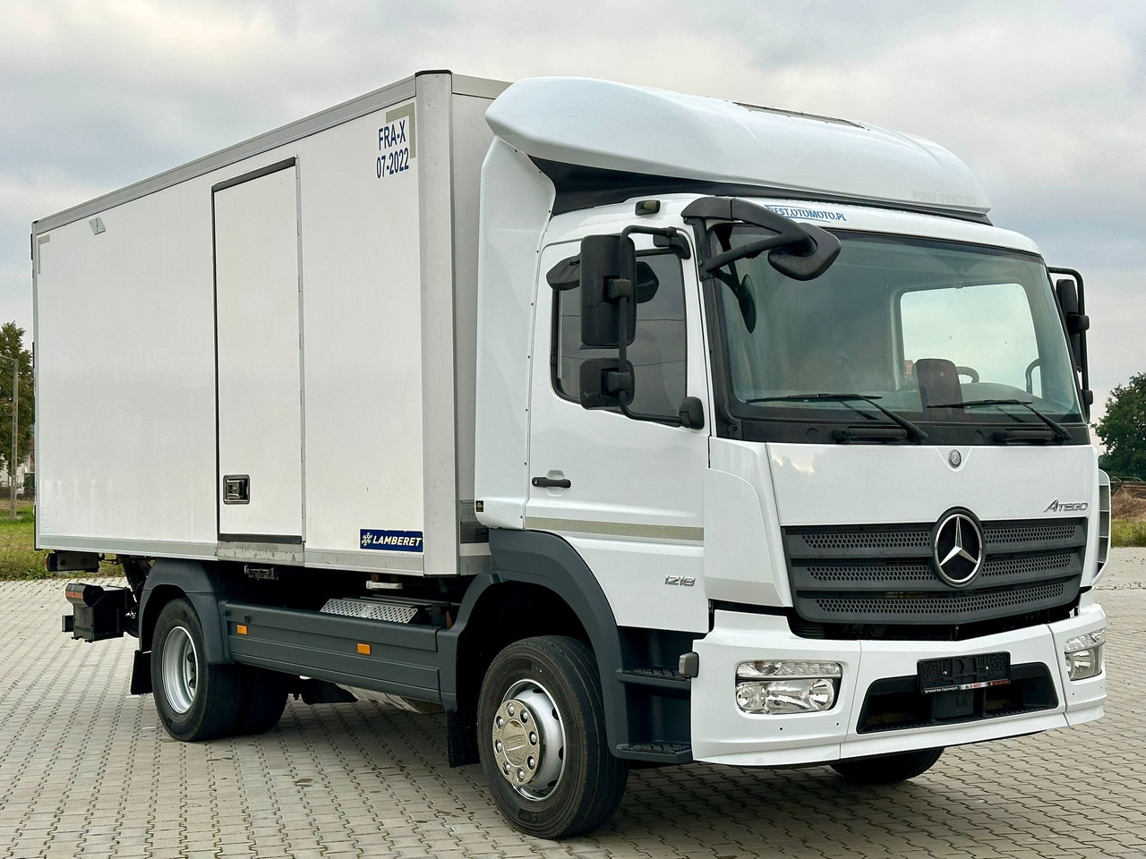 MERCEDES-BENZ ATEGO 1218 / CHŁODNIA / WINDA / 12 PALET / 5.10 M DŁUGOŚCI / AUTOMAT / LAMBERET / 5090 KG ŁADOWNOŚCI - Refrijeratör kamyon: fotoğraf 1 MERCEDES-BENZ ATEGO 1218 / CHŁODNIA / WINDA / 12 PALET / 5.10 M DŁUGOŚCI / AUTOMAT / LAMBERET / 5090 KG ŁADOWNOŚCI - Refrijeratör kamyon: fotoğraf 1
