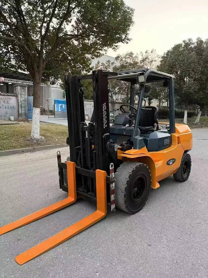 Toyota FD 50 - Dizel forklift: fotoğraf 1 Toyota FD 50 - Dizel forklift: fotoğraf 1