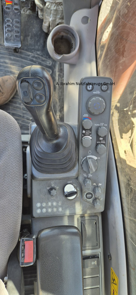 Hitachi ZX 300LCN-6 Schaden imHeckbereich, läuft aber !! 8125 h - Paletli ekskavatör: fotoğraf 5 Hitachi ZX 300LCN-6 Schaden imHeckbereich, läuft aber !! 8125 h - Paletli ekskavatör: fotoğraf 5