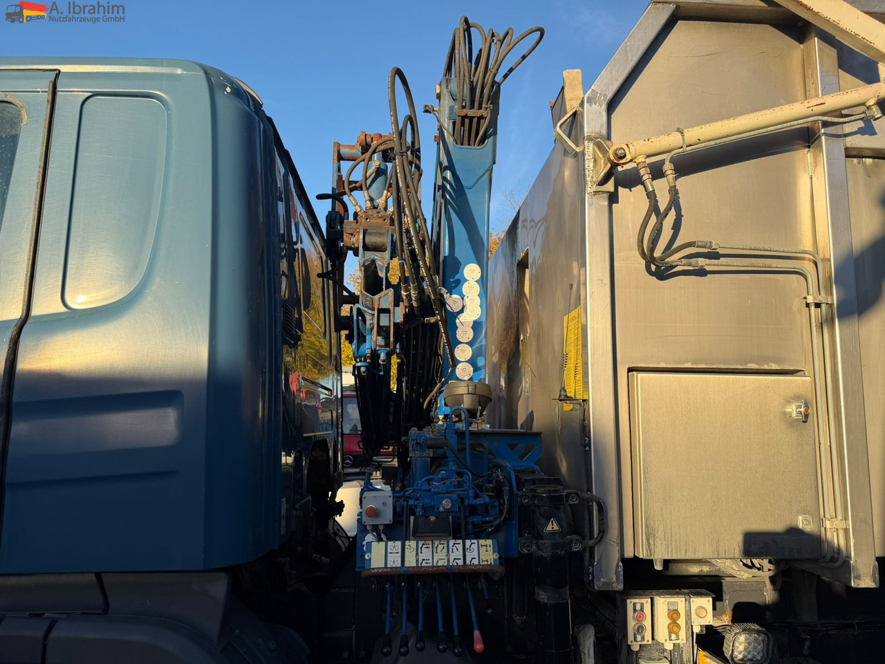 Scania B4X2 Edelstahlkipper für Tierkörperbeseitigung Kran MKG - Çöp kamyonu: fotoğraf 4 Scania B4X2 Edelstahlkipper für Tierkörperbeseitigung Kran MKG - Çöp kamyonu: fotoğraf 4