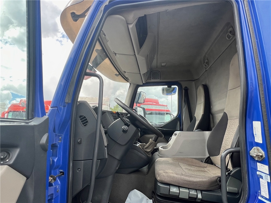 İç mekan fotoğrafi 1: Kapalı kasa kamyon Renault Midlum 280.14 İç mekan fotoğrafi 1: Kapalı kasa kamyon Renault Midlum 280.14