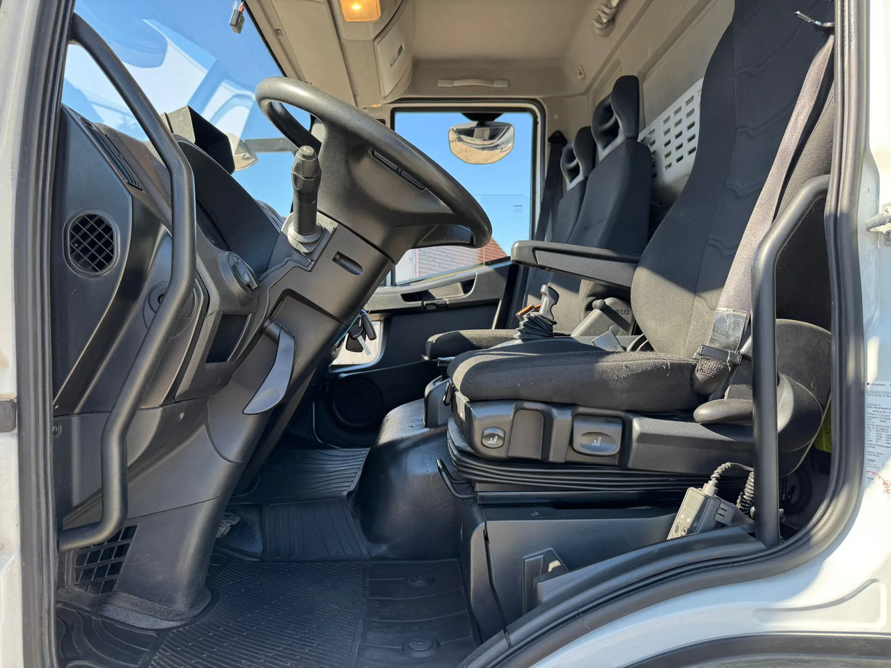 IVECO EUROCARGO 140E28P - Tenteli kamyon: fotoğraf 3 IVECO EUROCARGO 140E28P - Tenteli kamyon: fotoğraf 3