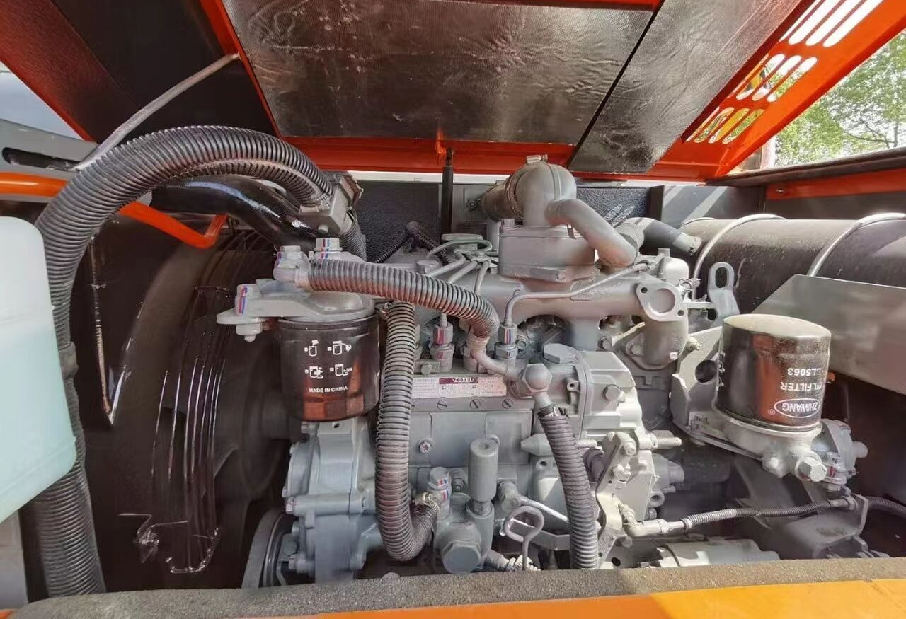 Hitachi ZX70 - Paletli ekskavatör: fotoğraf 4 Hitachi ZX70 - Paletli ekskavatör: fotoğraf 4