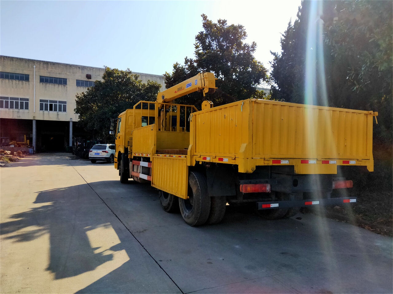 Howo 375 - Damperli kamyon, Vinçli kamyon: fotoğraf 1 Howo 375 - Damperli kamyon, Vinçli kamyon: fotoğraf 1