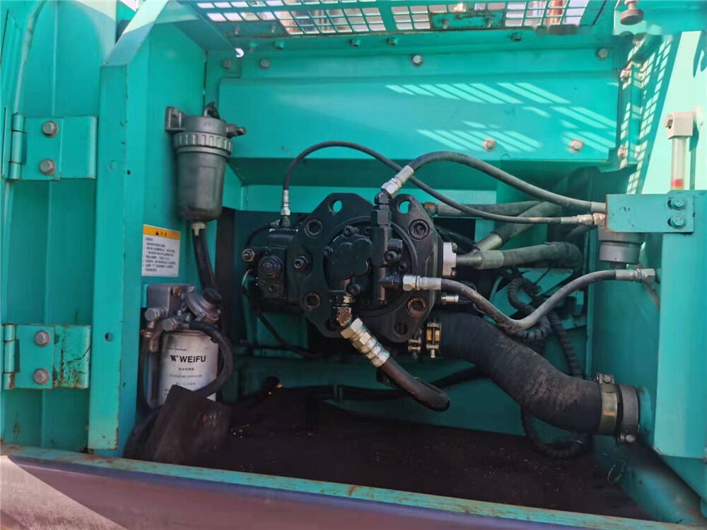 Kobelco SK210 - Paletli ekskavatör: fotoğraf 5 Kobelco SK210 - Paletli ekskavatör: fotoğraf 5
