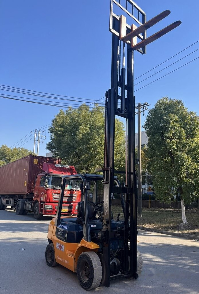 Toyota FD30 - Dizel forklift: fotoğraf 1 Toyota FD30 - Dizel forklift: fotoğraf 1