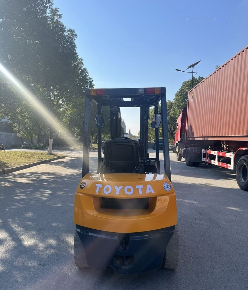 Toyota FD30 - Dizel forklift: fotoğraf 5 Toyota FD30 - Dizel forklift: fotoğraf 5