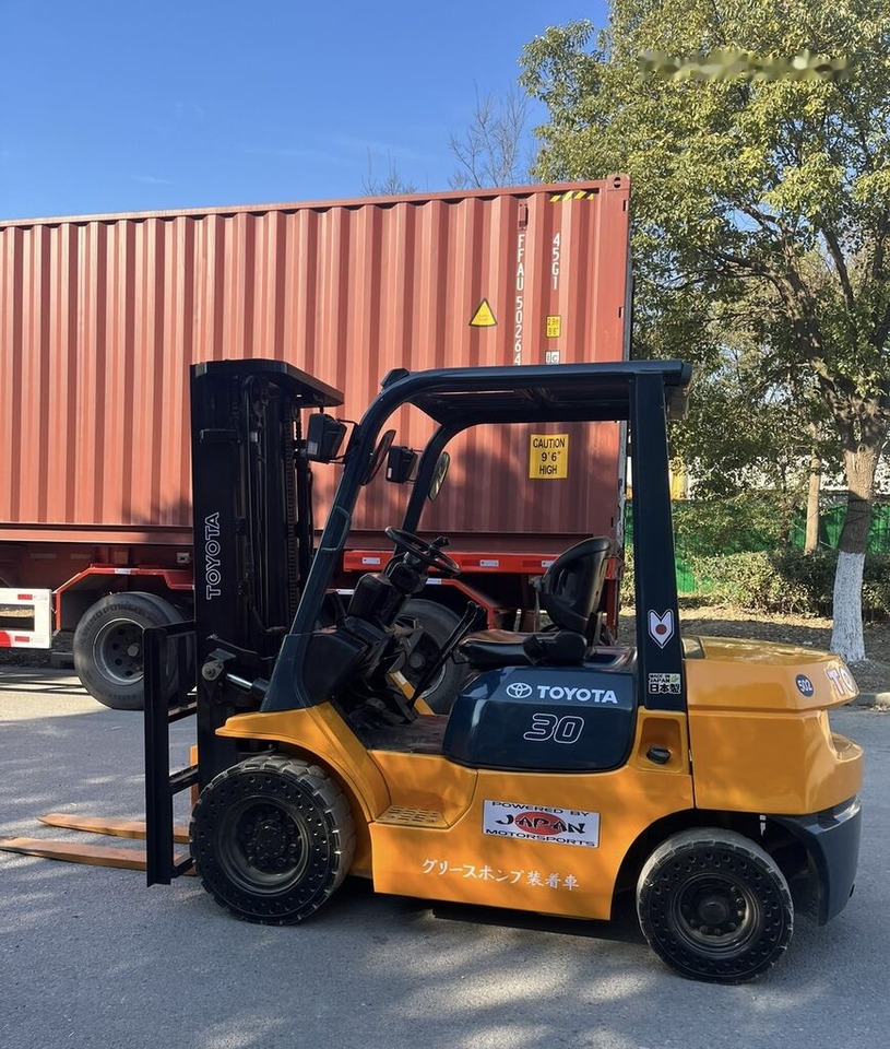 Toyota FD30 - Dizel forklift: fotoğraf 3 Toyota FD30 - Dizel forklift: fotoğraf 3