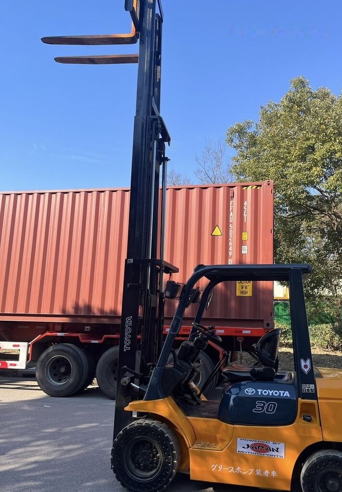 Toyota FD30 - Dizel forklift: fotoğraf 4 Toyota FD30 - Dizel forklift: fotoğraf 4