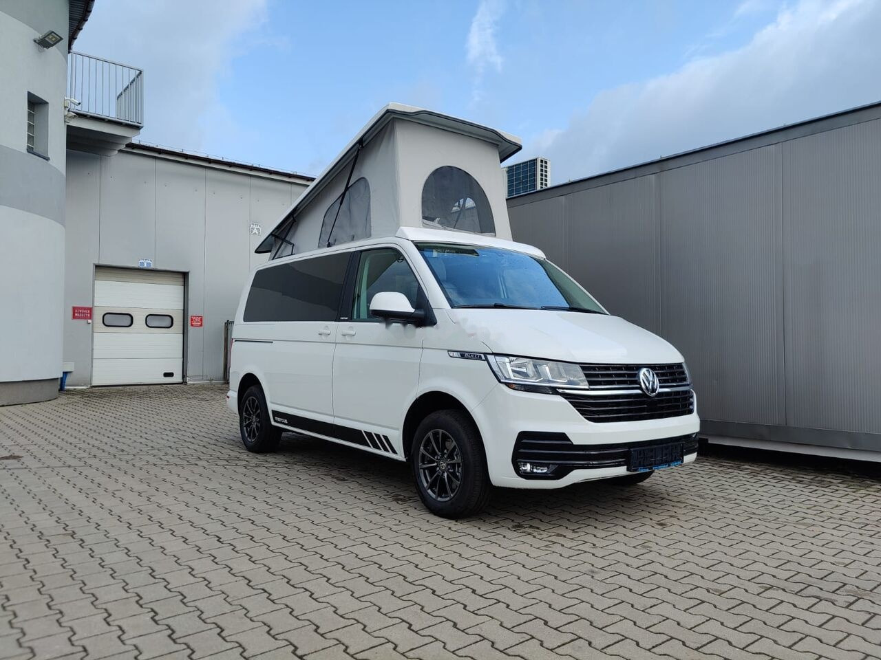 Volkswagen T6.1 Mercus Camper California - Karavan: fotoğraf 1 Volkswagen T6.1 Mercus Camper California - Karavan: fotoğraf 1