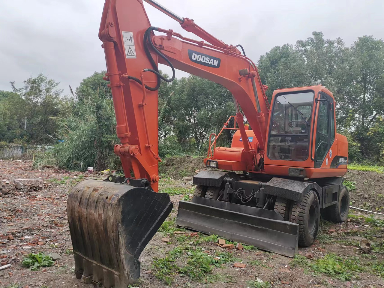DOOSAN DH150W-7 - Tekerlekli ekskavatör: fotoğraf 2 DOOSAN DH150W-7 - Tekerlekli ekskavatör: fotoğraf 2