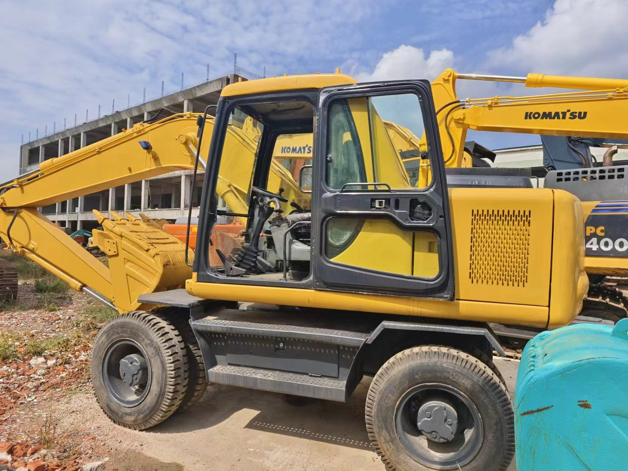 KOMATSU PW130 - Tekerlekli ekskavatör: fotoğraf 1 KOMATSU PW130 - Tekerlekli ekskavatör: fotoğraf 1