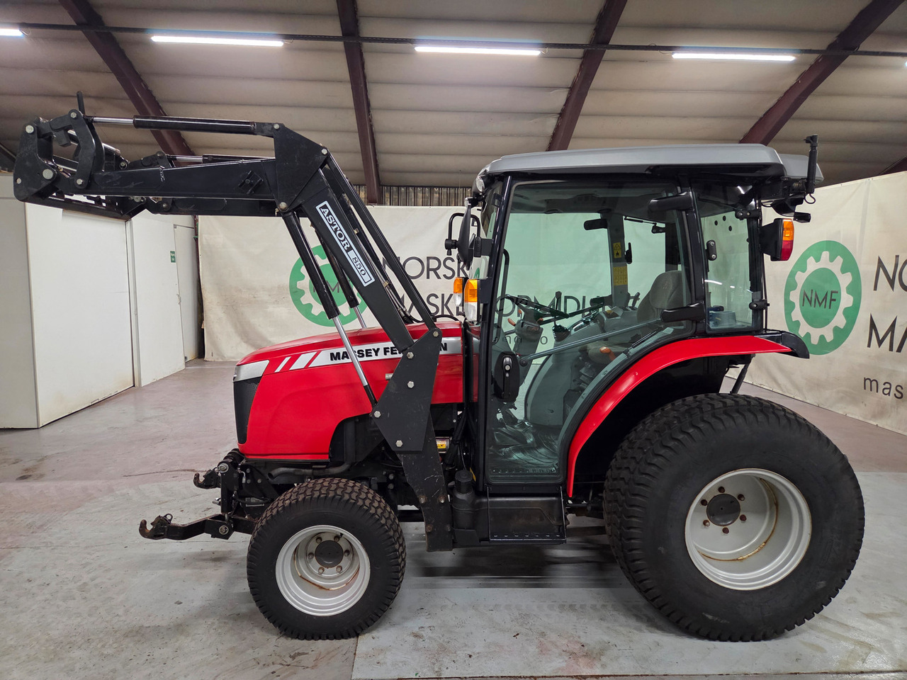 Massey Ferguson 1747 m/Laster, Front Hydraulikk og Front PTO - Traktör: fotoğraf 2 Massey Ferguson 1747 m/Laster, Front Hydraulikk og Front PTO - Traktör: fotoğraf 2