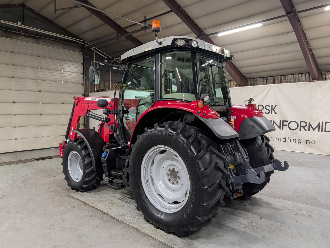 Massey Ferguson 5712SL - Traktör: fotoğraf 3 Massey Ferguson 5712SL - Traktör: fotoğraf 3