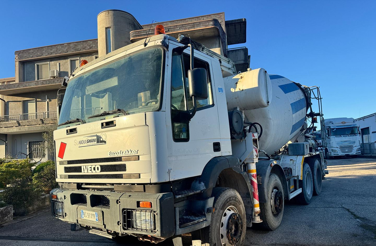 Betonpompa CIFA Iveco Trakker 410E44 - Diğer araçlar: fotoğraf 1 Betonpompa CIFA Iveco Trakker 410E44 - Diğer araçlar: fotoğraf 1