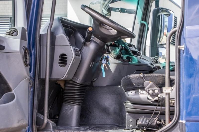 İç mekan fotoğrafi 1: Çekici Mercedes ACTROS 1846 LS-MP3+HYDR.