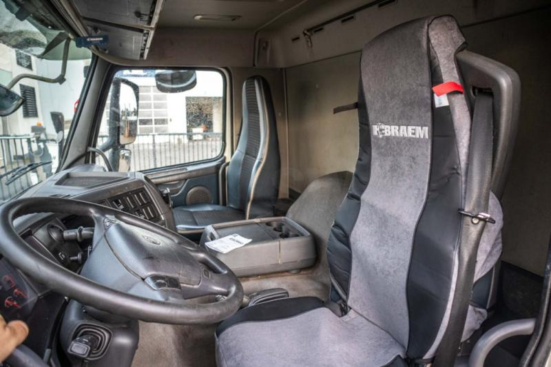 İç mekan fotoğrafi 1: Tenteli kamyon Volvo FM 330-6x2-E5+10 pneus/tires+intarder