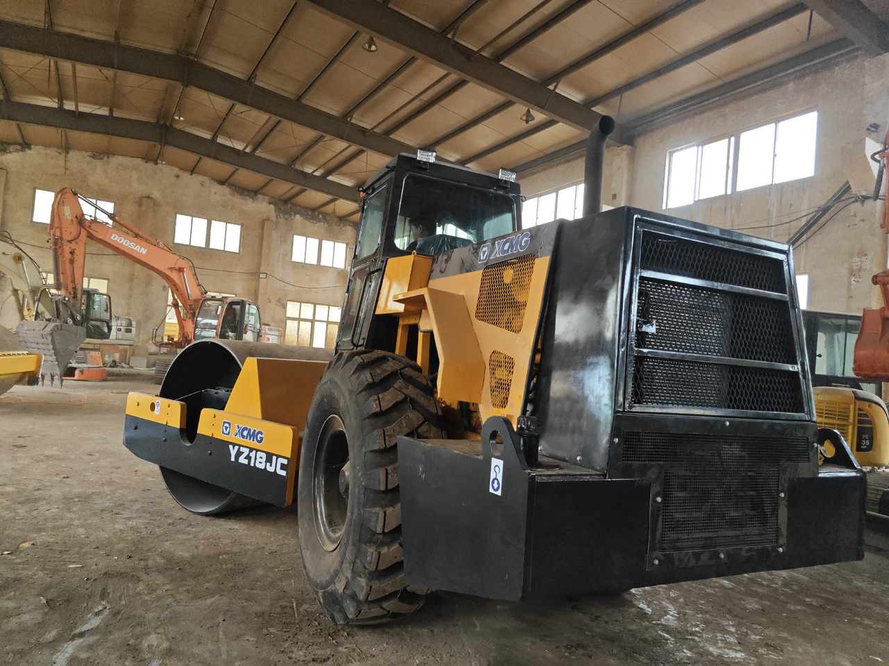 XCMG YZ18JC Used xcmg road roller/compactor - Yol silindiri: fotoğraf 2 XCMG YZ18JC Used xcmg road roller/compactor - Yol silindiri: fotoğraf 2