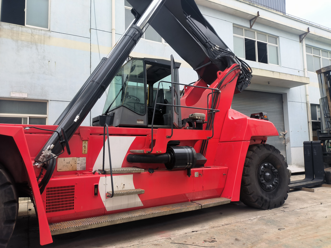 Kalmar DRF450 Used Reach stacker/Container forklift - Reachstacker: fotoğraf 3 Kalmar DRF450 Used Reach stacker/Container forklift - Reachstacker: fotoğraf 3