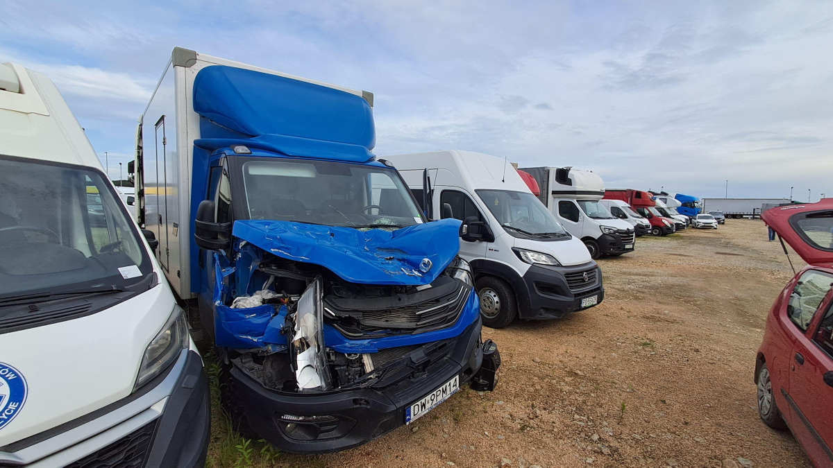 IVECO DAILY KONTENER Z WINDĄ - Kapalı kasa kamyon: fotoğraf 1 IVECO DAILY KONTENER Z WINDĄ - Kapalı kasa kamyon: fotoğraf 1