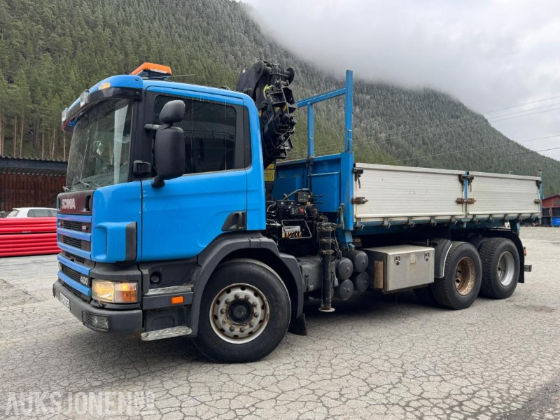 1997 Scania P124 400 kranbil med 3-veis tipp og klype - Vinçli kamyon: fotoğraf 1 1997 Scania P124 400 kranbil med 3-veis tipp og klype - Vinçli kamyon: fotoğraf 1