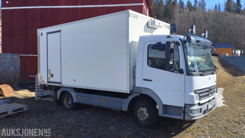 2006 Mercedes-Benz 818/33AT 7,5 skapbil ryggekamera s+v dekk kjetting - Kapalı kasa kamyon: fotoğraf 3 2006 Mercedes-Benz 818/33AT 7,5 skapbil ryggekamera s+v dekk kjetting - Kapalı kasa kamyon: fotoğraf 3