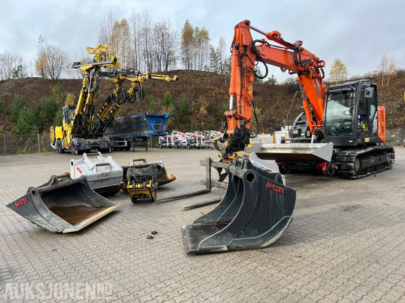 2015 Hitachi ZX135-US Rail maskin med henger, tilt, klype, 6 skuffer, klype - Ekskavatör: fotoğraf 1 2015 Hitachi ZX135-US Rail maskin med henger, tilt, klype, 6 skuffer, klype - Ekskavatör: fotoğraf 1