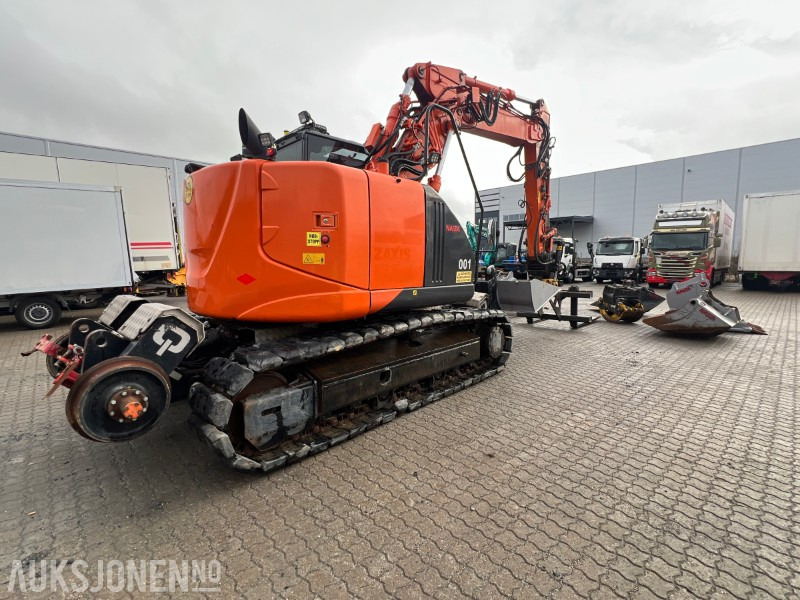 2015 Hitachi ZX135-US Rail maskin med henger, tilt, klype, 6 skuffer, klype - Ekskavatör: fotoğraf 5 2015 Hitachi ZX135-US Rail maskin med henger, tilt, klype, 6 skuffer, klype - Ekskavatör: fotoğraf 5