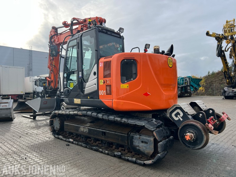 2015 Hitachi ZX135-US Rail maskin med henger, tilt, klype, 6 skuffer, klype - Ekskavatör: fotoğraf 3 2015 Hitachi ZX135-US Rail maskin med henger, tilt, klype, 6 skuffer, klype - Ekskavatör: fotoğraf 3