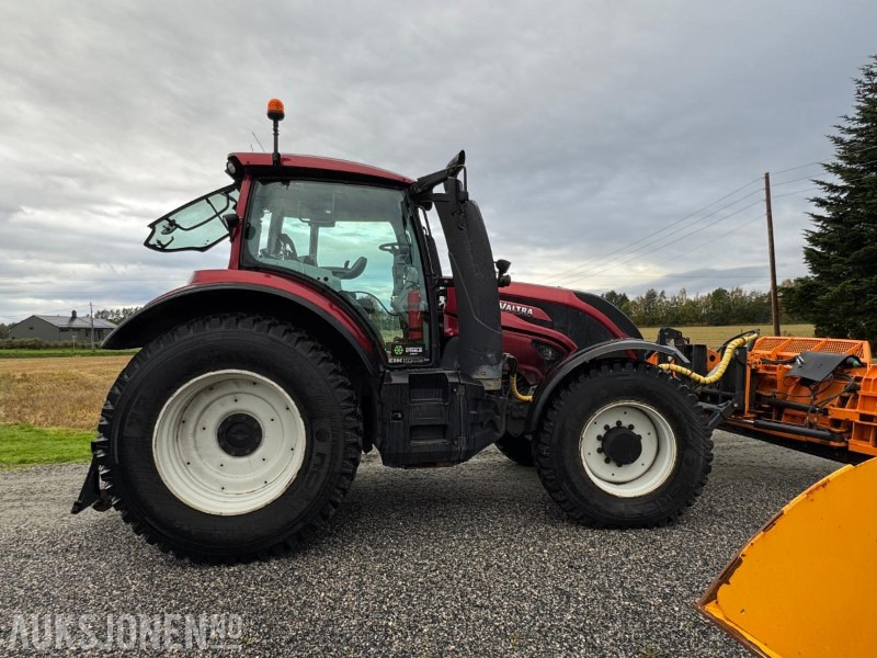 2016 Valtra T174E med Schmidt Tellefsdal U-LS 43.6 plog (2022), Valtra 76 frontlaster og betong lodd - Traktör: fotoğraf 4 2016 Valtra T174E med Schmidt Tellefsdal U-LS 43.6 plog (2022), Valtra 76 frontlaster og betong lodd - Traktör: fotoğraf 4