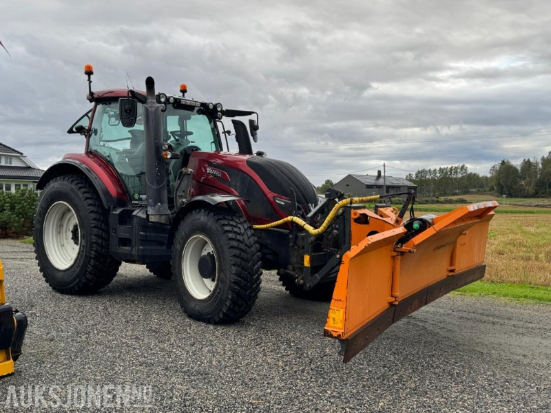 2016 Valtra T174E med Schmidt Tellefsdal U-LS 43.6 plog (2022), Valtra 76 frontlaster og betong lodd - Traktör: fotoğraf 3 2016 Valtra T174E med Schmidt Tellefsdal U-LS 43.6 plog (2022), Valtra 76 frontlaster og betong lodd - Traktör: fotoğraf 3