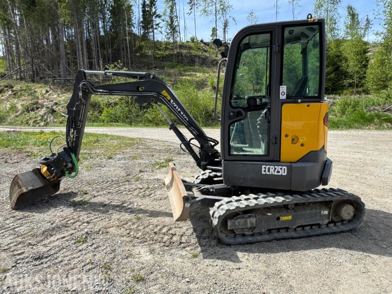 2017 Volvo ECR25D m/Engcon tiltrotator, SE-klype, 3 skuffer, vibroplate, 891 timer, Minigraver - Mini ekskavatör: fotoğraf 1 2017 Volvo ECR25D m/Engcon tiltrotator, SE-klype, 3 skuffer, vibroplate, 891 timer, Minigraver - Mini ekskavatör: fotoğraf 1