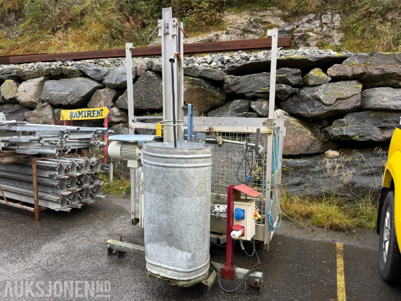 Geda 300Z / ZG Vareheis / byggeheis – 300 kg – komplett med mast - Araçüstü platform: fotoğraf 2 Geda 300Z / ZG Vareheis / byggeheis – 300 kg – komplett med mast - Araçüstü platform: fotoğraf 2