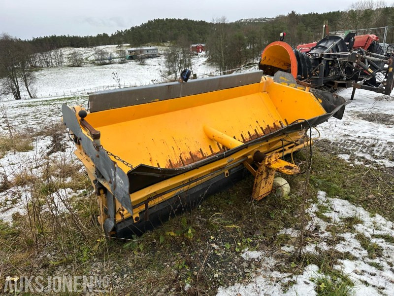Falköping LB1000 Etterhengende strøkasse - Kamyon: fotoğraf 2 Falköping LB1000 Etterhengende strøkasse - Kamyon: fotoğraf 2