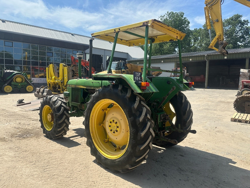 John Deere 1640 4x4 - Yüksek çatılı traktör: fotoğraf 5 John Deere 1640 4x4 - Yüksek çatılı traktör: fotoğraf 5