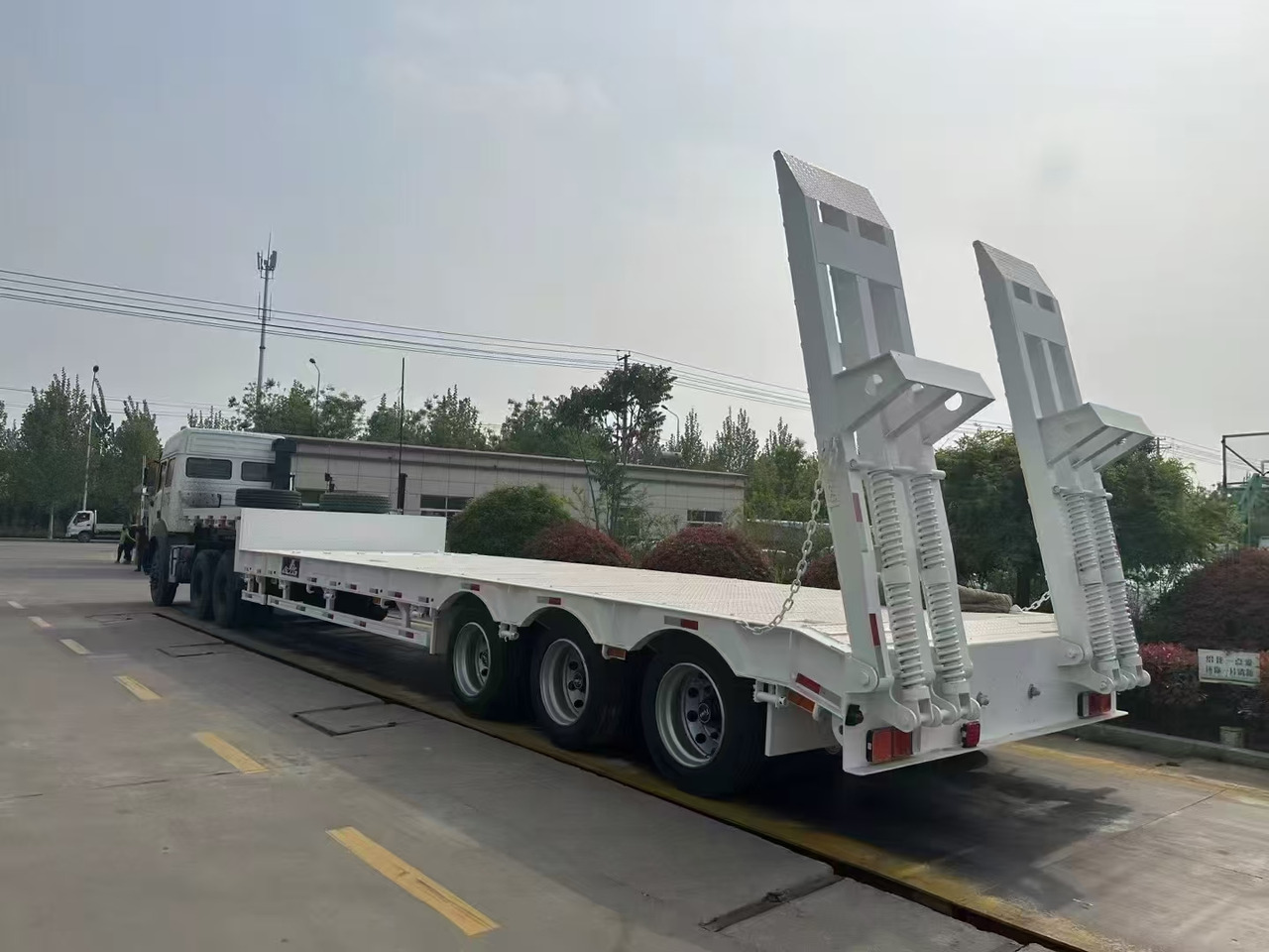 Yeni Alçak çerçeveli platform dorse ZHICHENG Semni Flat Bed Low Bed Floater with 3 Axles 4 Axles New or Used 12M 13.75M In High Quality: fotoğraf 13 Yeni Alçak çerçeveli platform dorse ZHICHENG Semni Flat Bed Low Bed Floater with 3 Axles 4 Axles New or Used 12M 13.75M In High Quality: fotoğraf 13