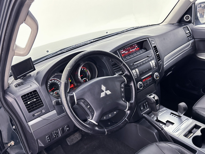 Mitsubishi Pajero 3.2 DI-D Instyle High Roof Van Grijs kenteken Automaat Climate control Trekhaak 3000KG - Kamyonet: fotoğraf 5 Mitsubishi Pajero 3.2 DI-D Instyle High Roof Van Grijs kenteken Automaat Climate control Trekhaak 3000KG - Kamyonet: fotoğraf 5