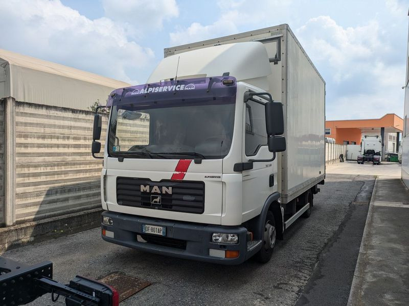 Camion cassone coibentato MAN MAN TGL 7.180 - Kapalı kasa kamyon: fotoğraf 1 Camion cassone coibentato MAN MAN TGL 7.180 - Kapalı kasa kamyon: fotoğraf 1