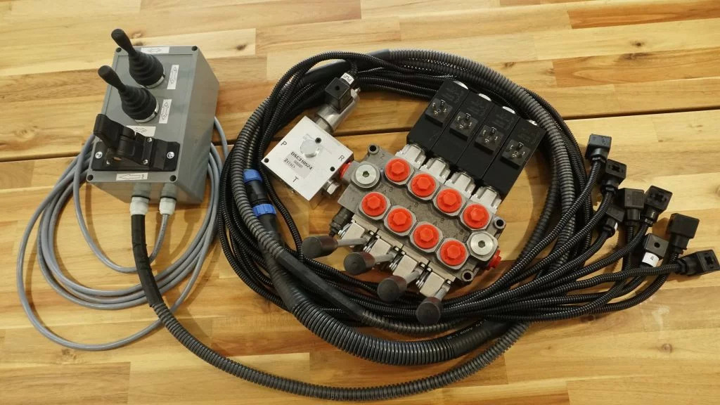 Proportional control box 12V 2 joysticks + finger controller + monoblock Galtec for Palfinger, Kubota, Fassi, Hiab - Orman makinaları: fotoğraf 4 Proportional control box 12V 2 joysticks + finger controller + monoblock Galtec for Palfinger, Kubota, Fassi, Hiab - Orman makinaları: fotoğraf 4