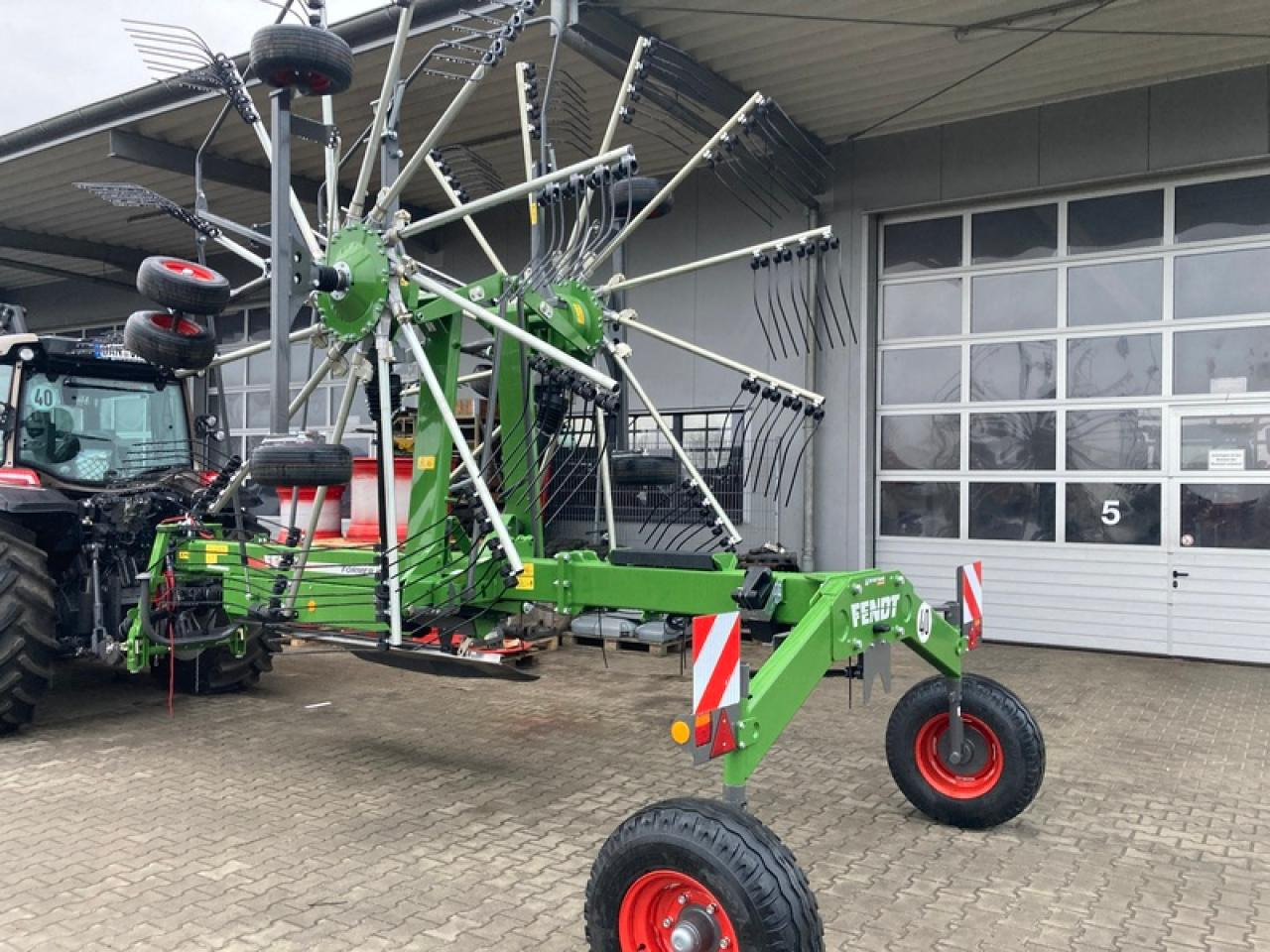 Fendt FORMER 880 MITTELSCHWADER - Ot toplama tırmığı: fotoğraf 4 Fendt FORMER 880 MITTELSCHWADER - Ot toplama tırmığı: fotoğraf 4